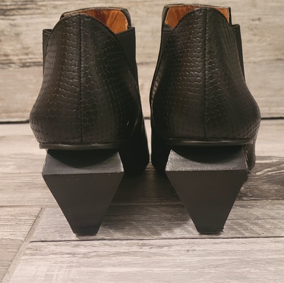 Unique Asymmetric United Nude Leather Heel Ankle Boots - Picture 10 of 14